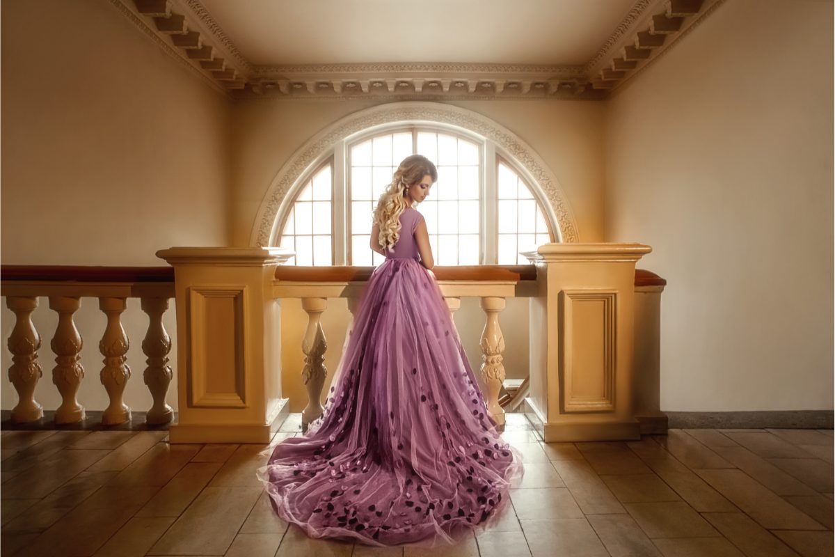 femme en robe de princesse